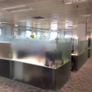 מחיצות זכוכית