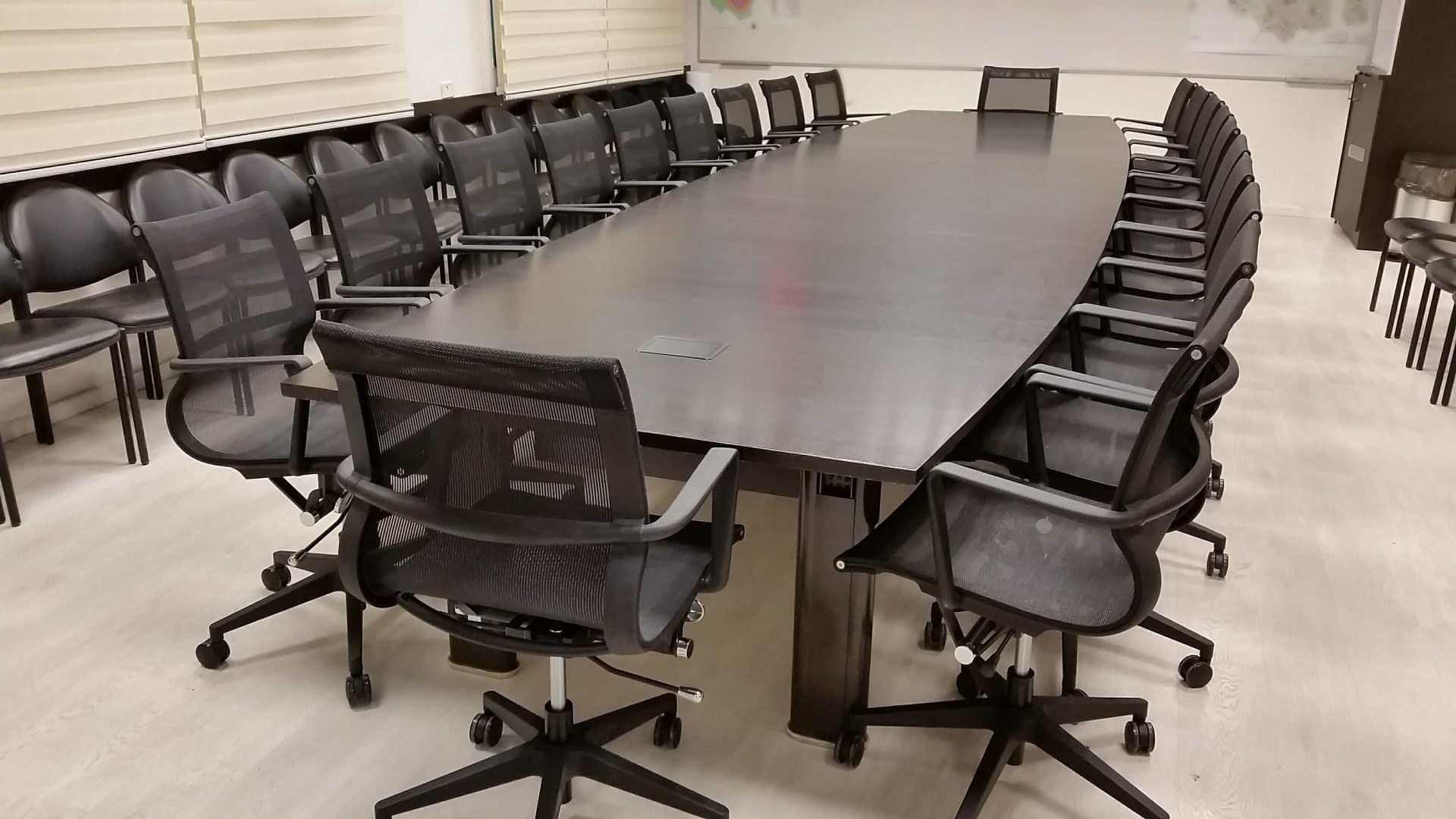 שולחן לחדר ישיבות דגם חרמון - סטטוס ריהוט משרדי שולחן לחדר ישיבות דגם חרמון - סטטוס ריהוט משרדי