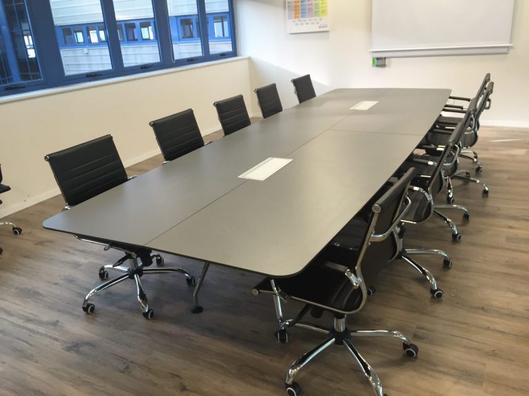 Read more about the article שולחנות לחדרי ישיבות – שולחנות למשרד – מה מומלץ?