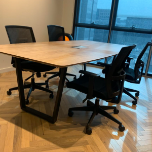 שולחן לחדר ישיבות דגם טרפז